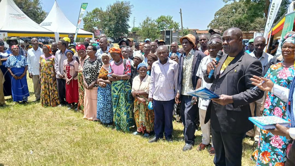 Some of the residents raising issues before Harriet Ntabazi, the lands state minister in Kasese. (Credit: Aloysious Kasoma)