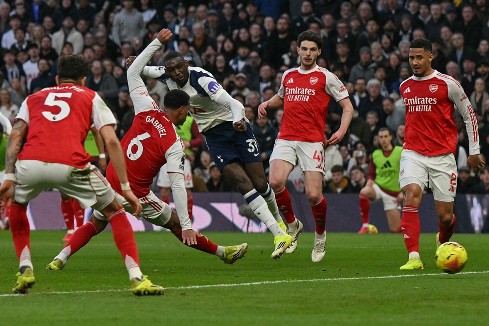Tottenham Hotspur's French striker #39 Randal Kolo Muani (C) scores his team's first goal to equalise during the English Premier League football match between Tottenham Hotspur and Arsenal at the Tottenham Hotspur Stadium in London, on February 22, 2026. (Credit: AFP)