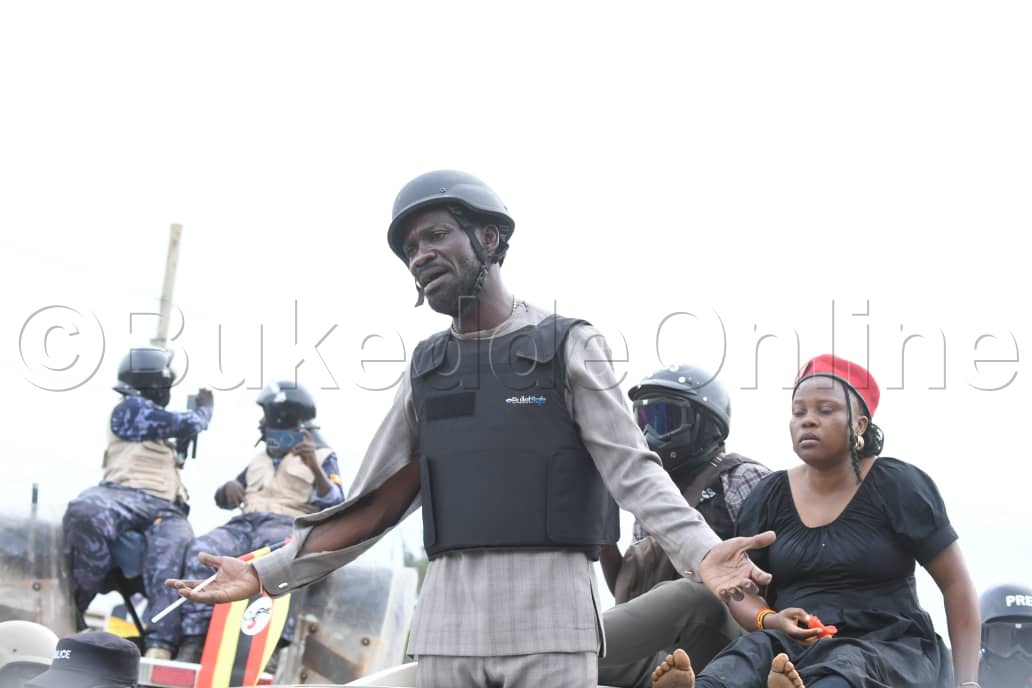 Kyagulanyi bwe yabadde annyonnyola abeebyokwerinda.