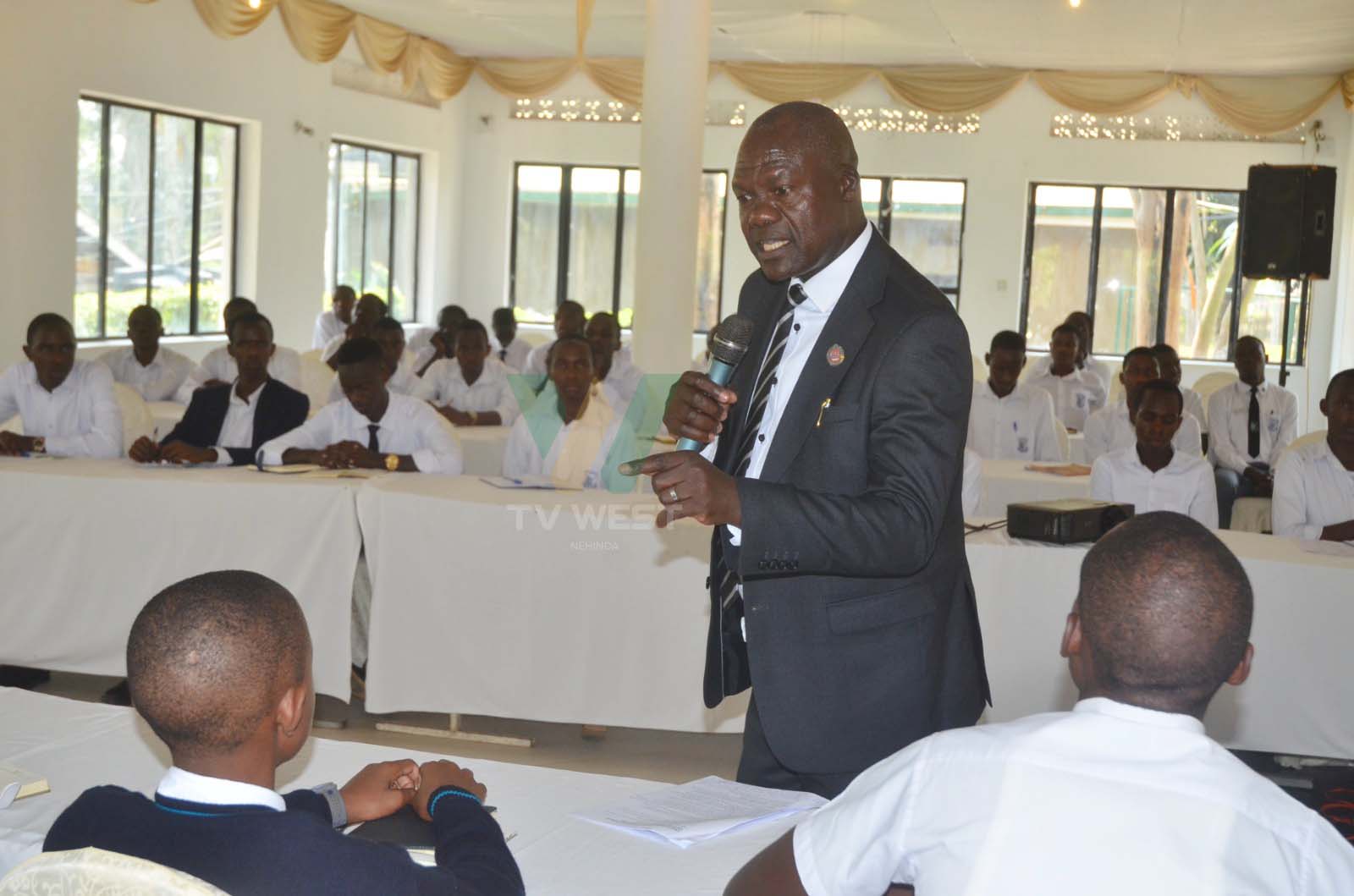 Abeebembezi b'abeegi ahari Mbarara High baatendekwa okurwanisa obwesharingo...(Photo by Gideon Ssenyomo)