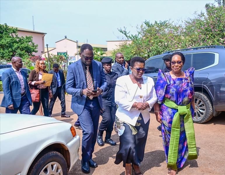 Vision Group Editor-in Chief Sydney Miria (L) welcomed the ministers upon their arrival, prior to touring the company.