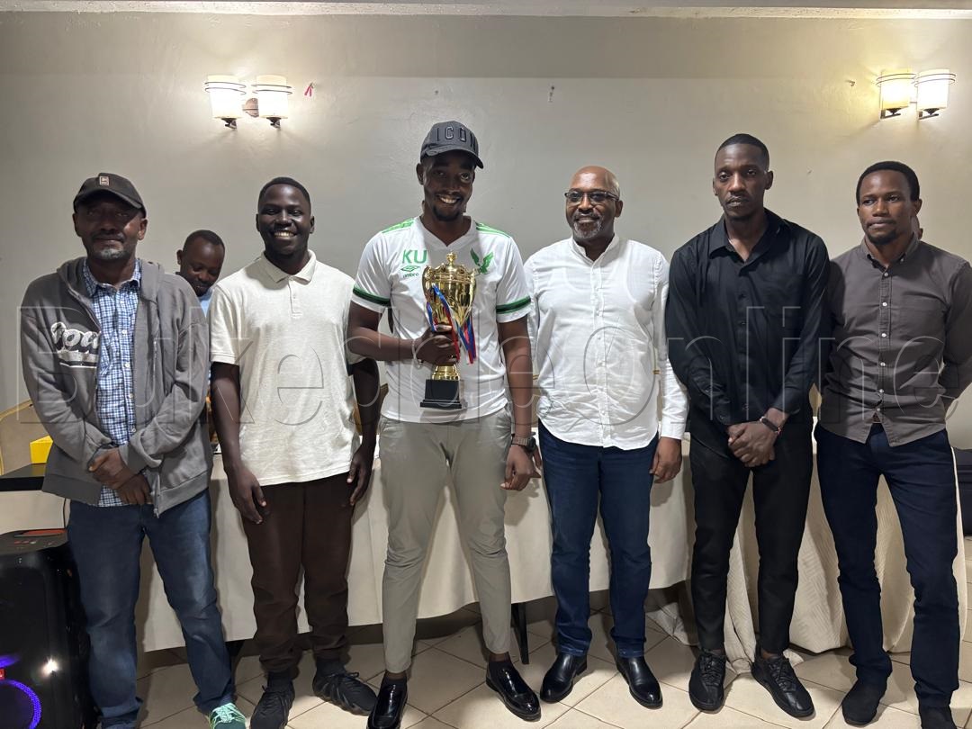 President wa UCF Andrew Bakiza (wakati) nabawanguzi Wasswa Nyola ne Sana Omprakash