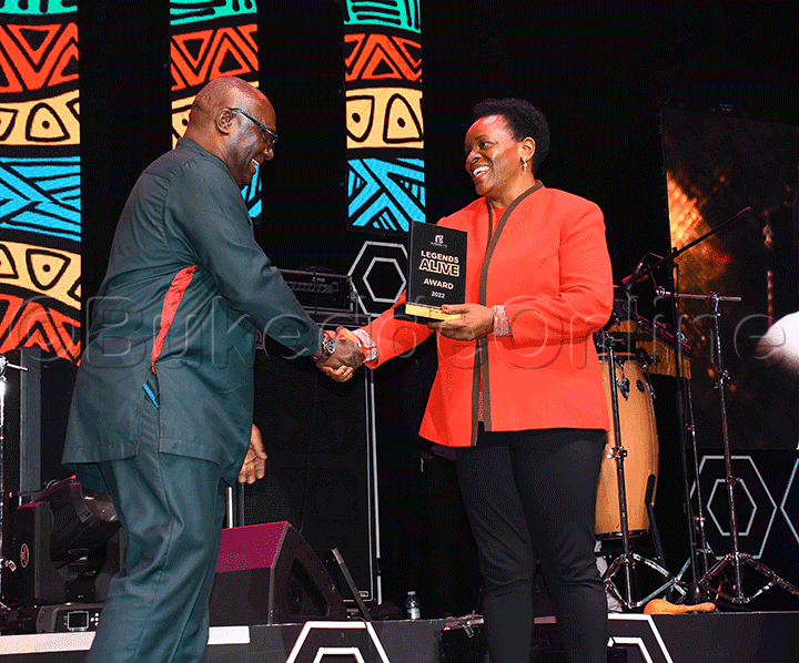 Minisita Mutuzo ng'akwasa Abbey Mukiibi engule.