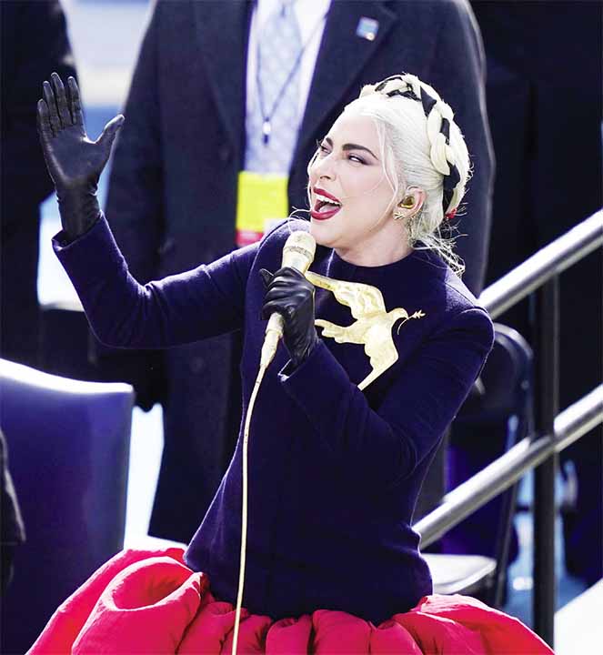 Lady Gaga Ng'ayimba Oluyimba Lwa Amerika Olw'eggwanga.