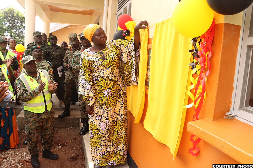  Here, minister Oleru commissions and hands over Bubaare maternity ward in Rubanda.