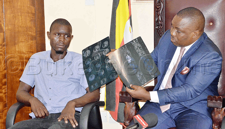 Omusuubuzi wa Owino, Muhamood Kabanda, alumiriza eddwaaliro lya Old Kampala okumuggyamu emu ku nsigo ye.