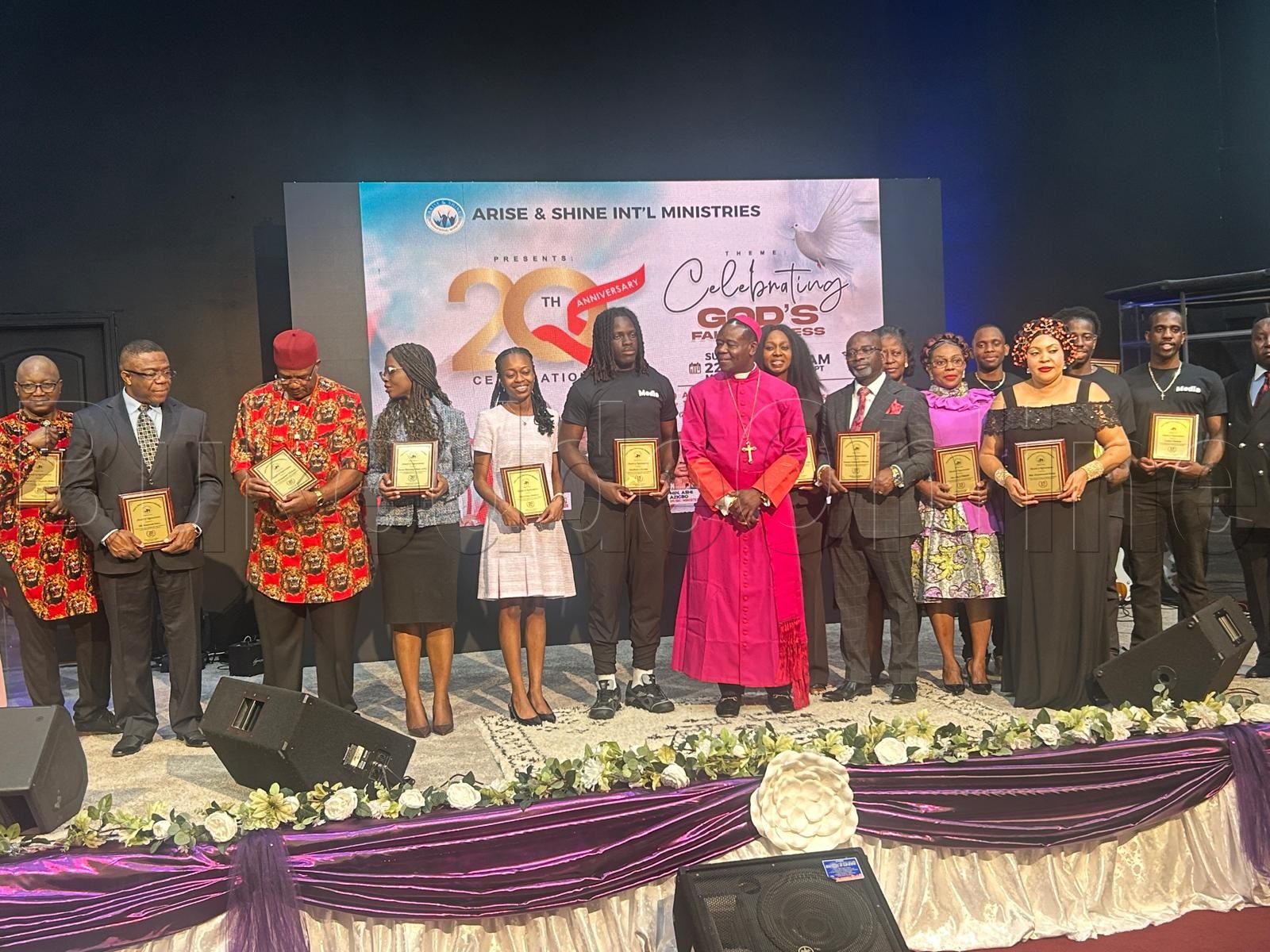 Abamu nga bakutte certificates zaabwe ezibaweereddwa