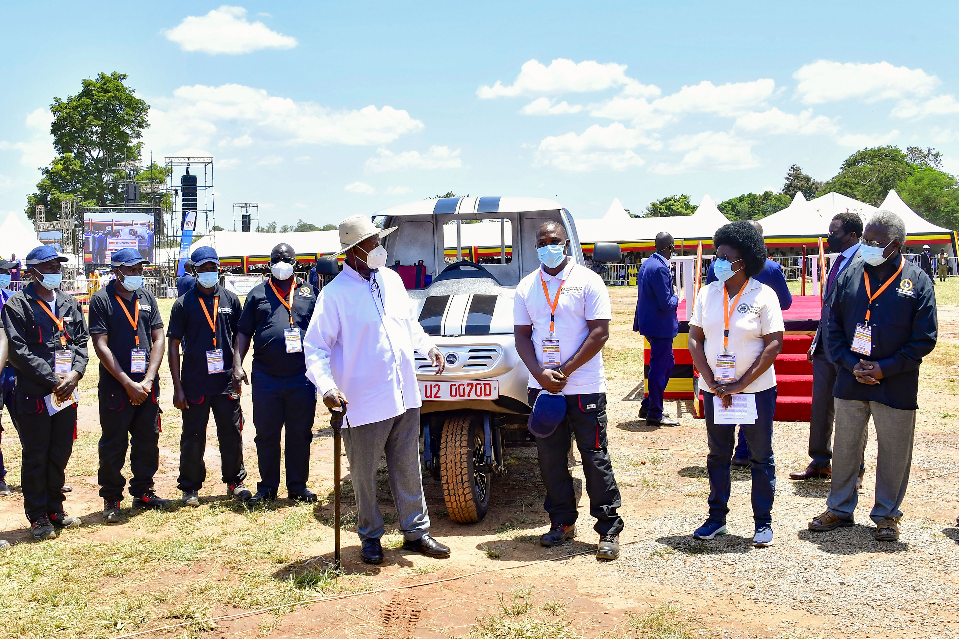 Purezidenti Museveni arikugambaho na Rogers Mubiru (c), ori enyima y'okukora Bingwa Kiira Tricycle aha kujaguza ekiro ky'okwetegyeka omu disiturikiti eya Kitgum aharw'okubanza ebiro 09/10/2023. 