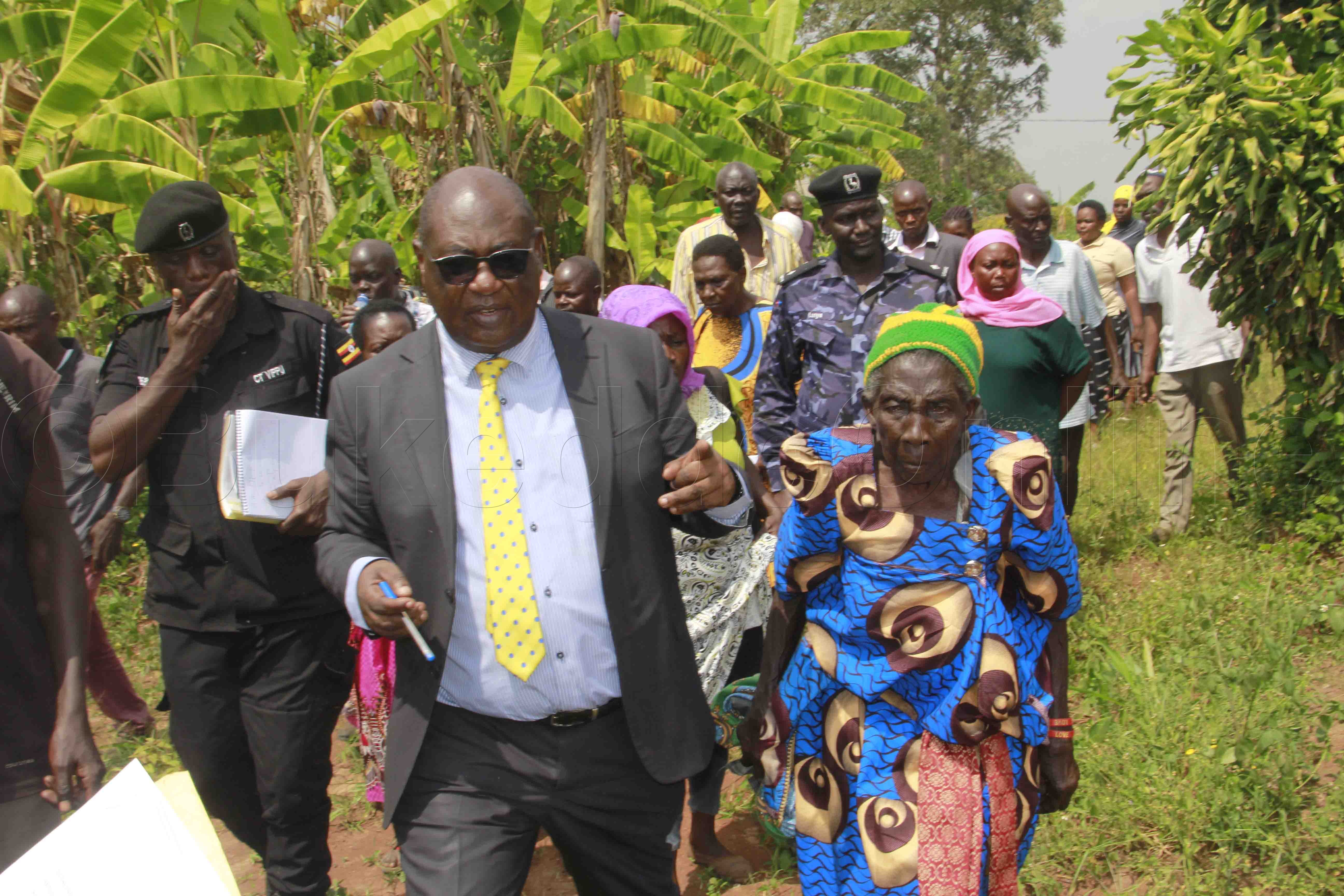 Minisita Mayanja n'omukadde Namirimu ng'alambula ettaka kwe yali yagobwa.