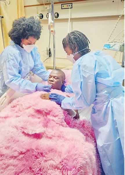 Ssegirinya Ng&rsquo;ali N&rsquo;abamu Ku Bannayuganda Abaamukyalidde Mu Ddwaaliro Gy&rsquo;ajjanjabirwa.