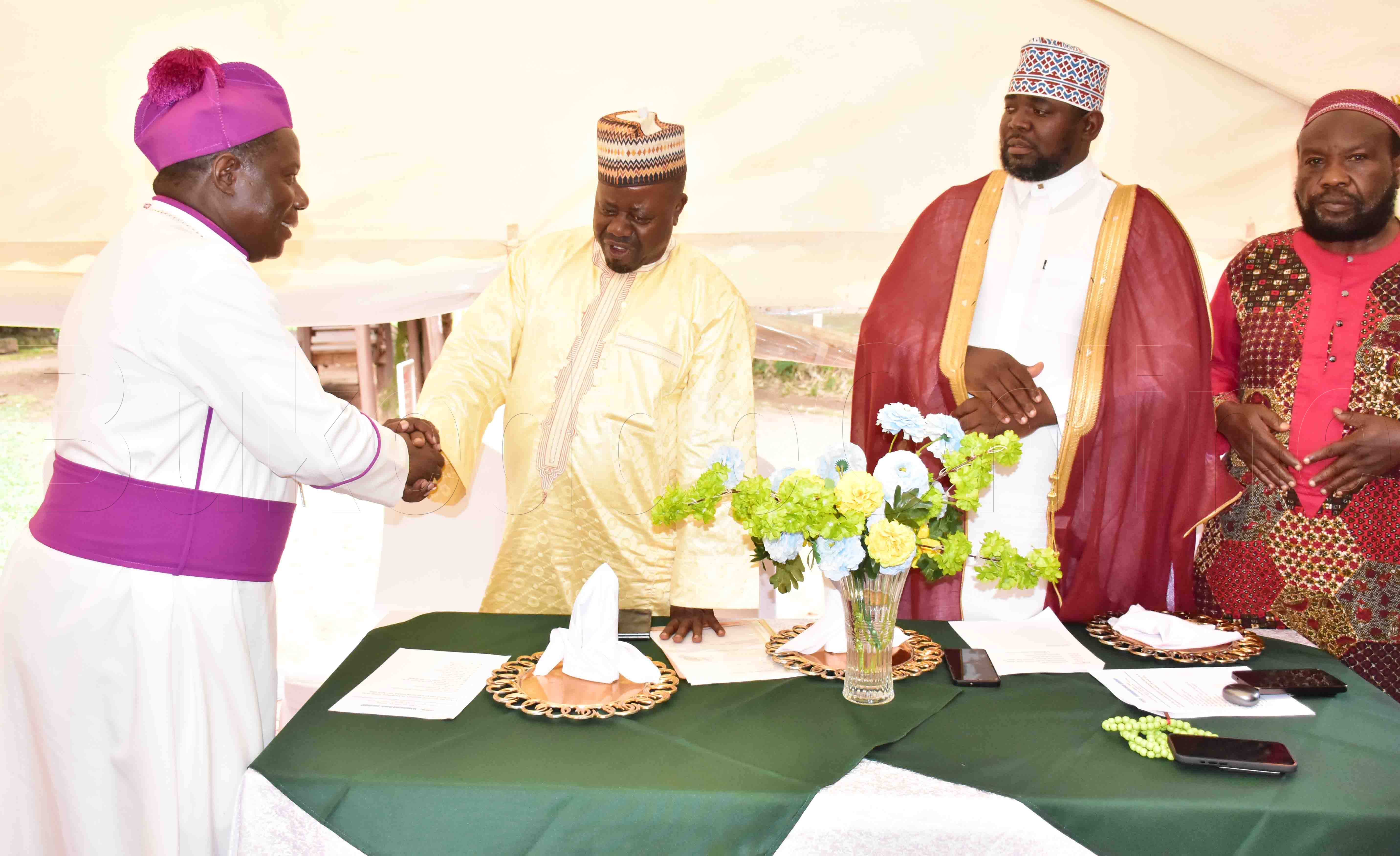 Sheikh Guggwa wakati ng'abuuza ku bannadiina abalala