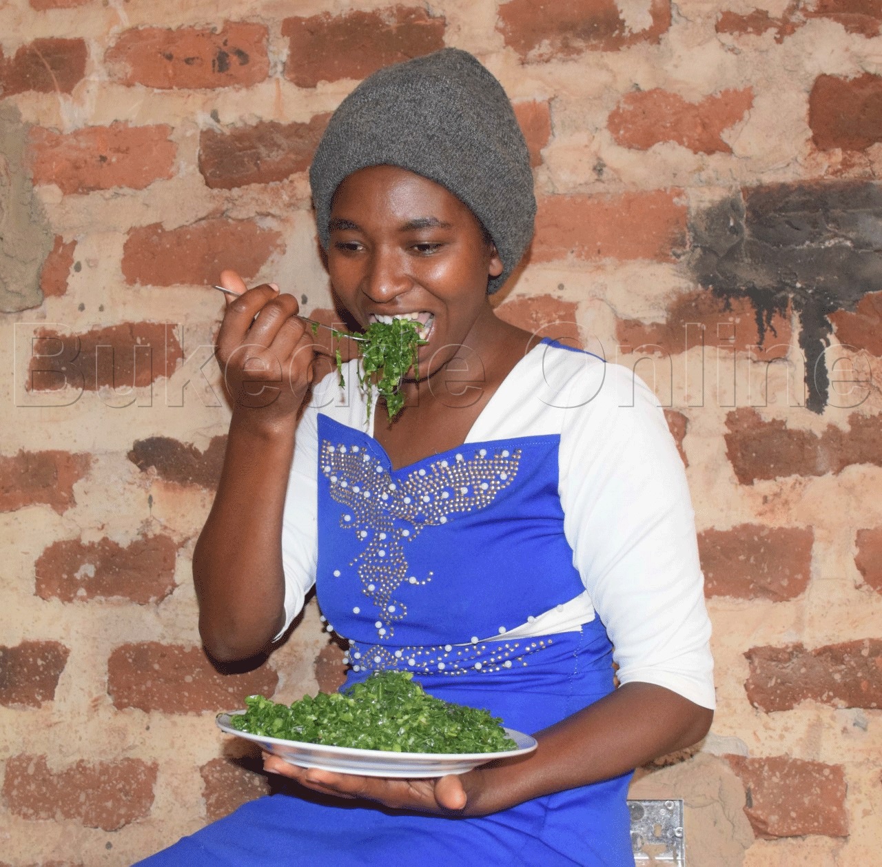 Omukyala ng'alya enva endiirwa