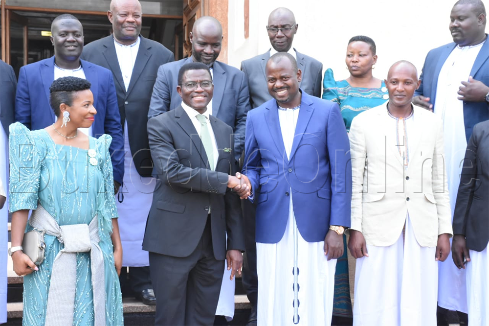 Katikkiro ng'asiibula Kasolo ne banne abamukyaliddeko e  Bulange Mmengo