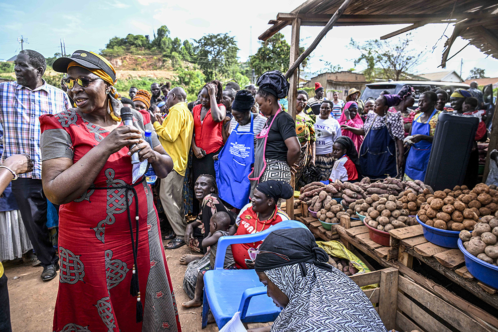 Senior Presidential Advisor-Elderly, Princess Pauline Nassolo (right), gives tips to Gobero roadside Market Vendors on how to increase Household Income. The State House Official was delivering President Yoweri Kaguta Museveni’s financial support to market Vendors at Gobero roadside Market in Wakiso District on September 16, 2025. (Photo by PPU)