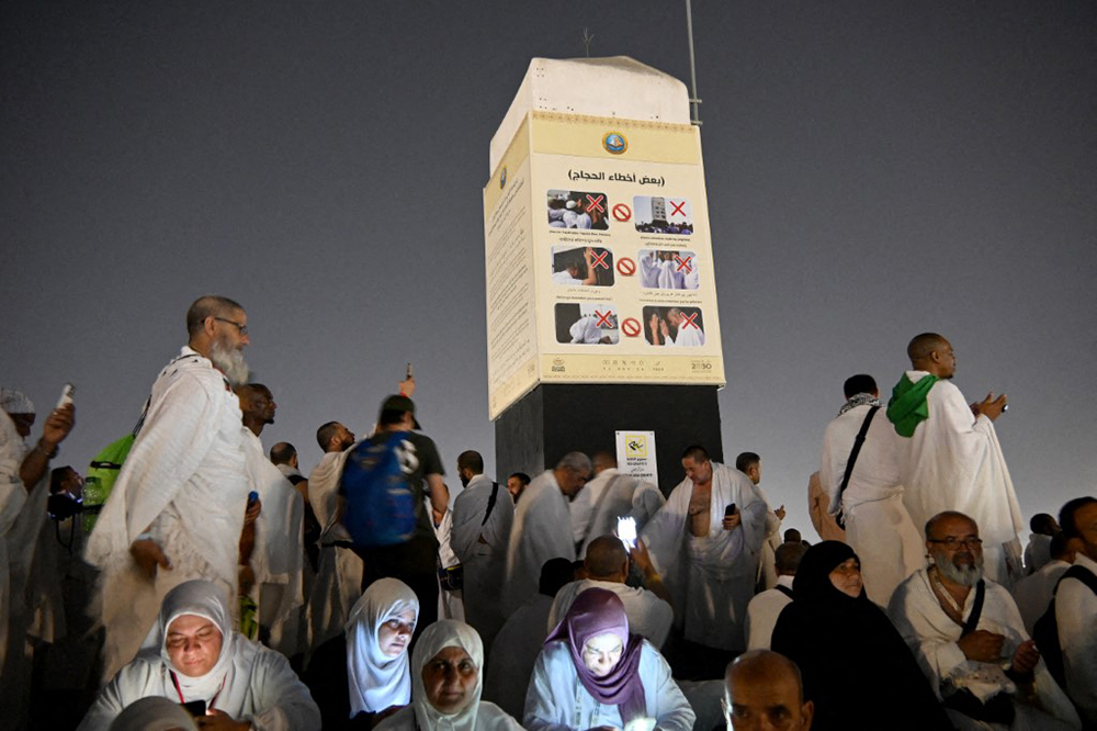 Muslim pilgrims gather at Jabal al-Rahmah (Mount of Mercy) in the Arafat region near Mecca, Saudi Arabia, on May 26, 2026. (AFP)