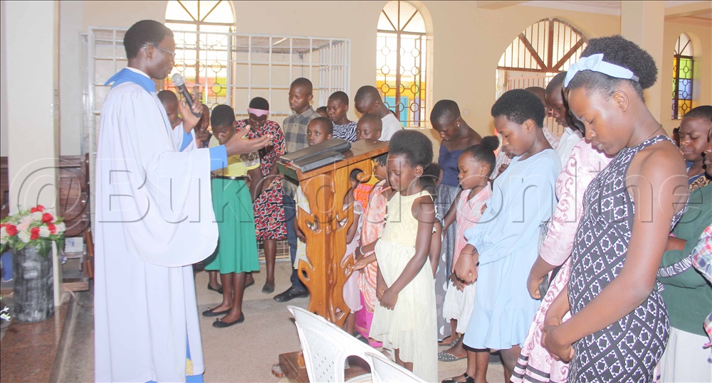 Omubuulizi Micheal Kigozi Ng'asabira Abayizi Abagenda Okuddayo Ku Ssomero