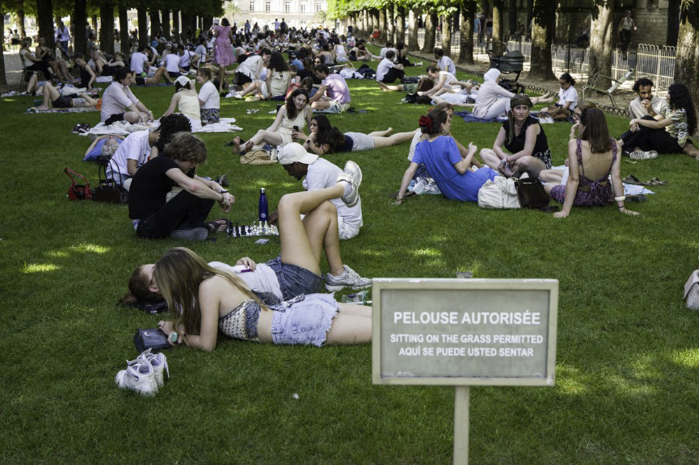 Tourists cool off beside an outdoor misting fan near the Colosseum amid a heatwave in Rome, Italy, June 21, 2026. (Xinhua)