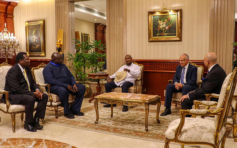 Museveni with Uganda and Egypt officials.