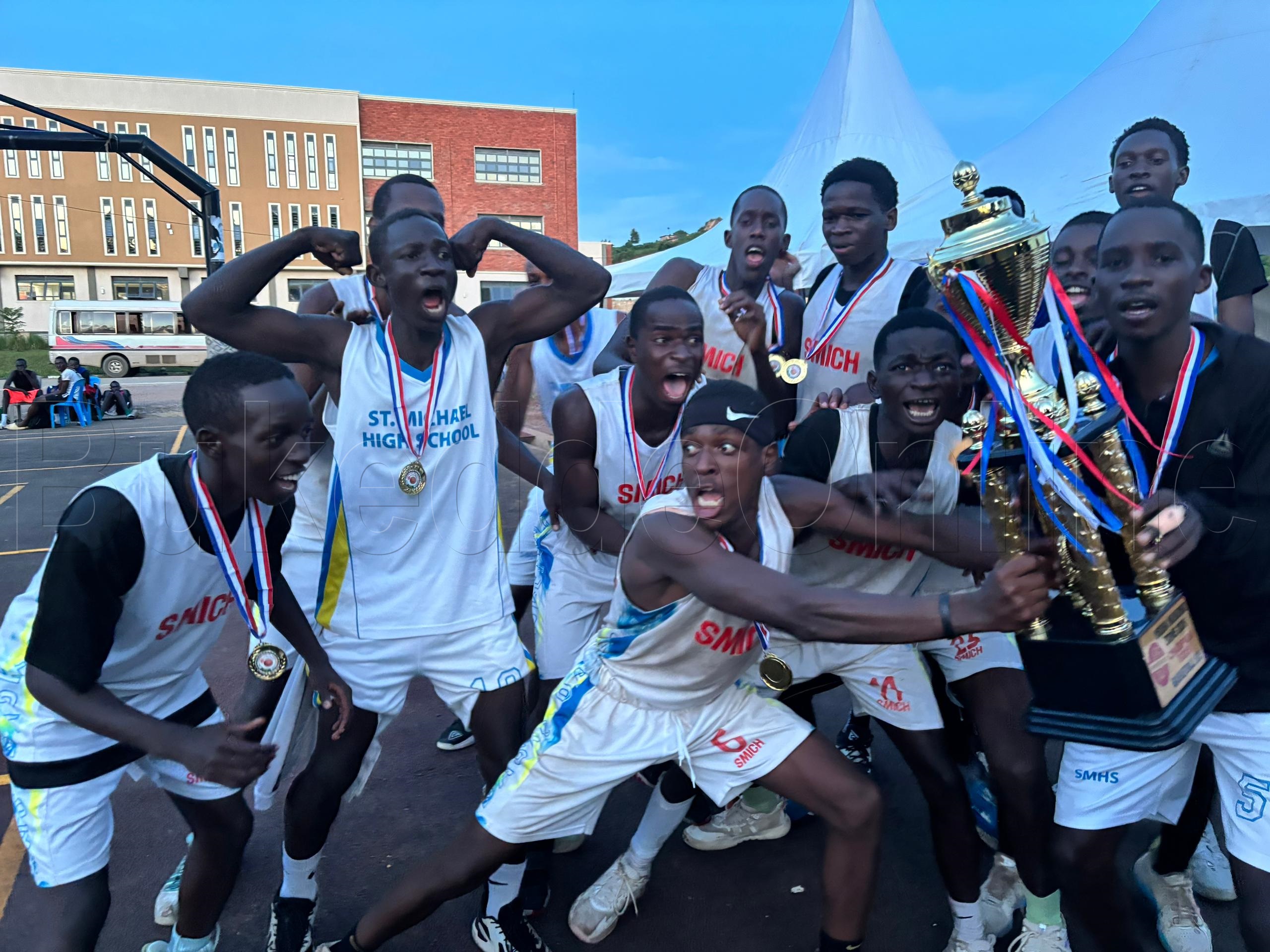 Abazanyi ba st. Michael Ssonde nga bajaganya oluvannyuma lwokukwasibwa ekikopo