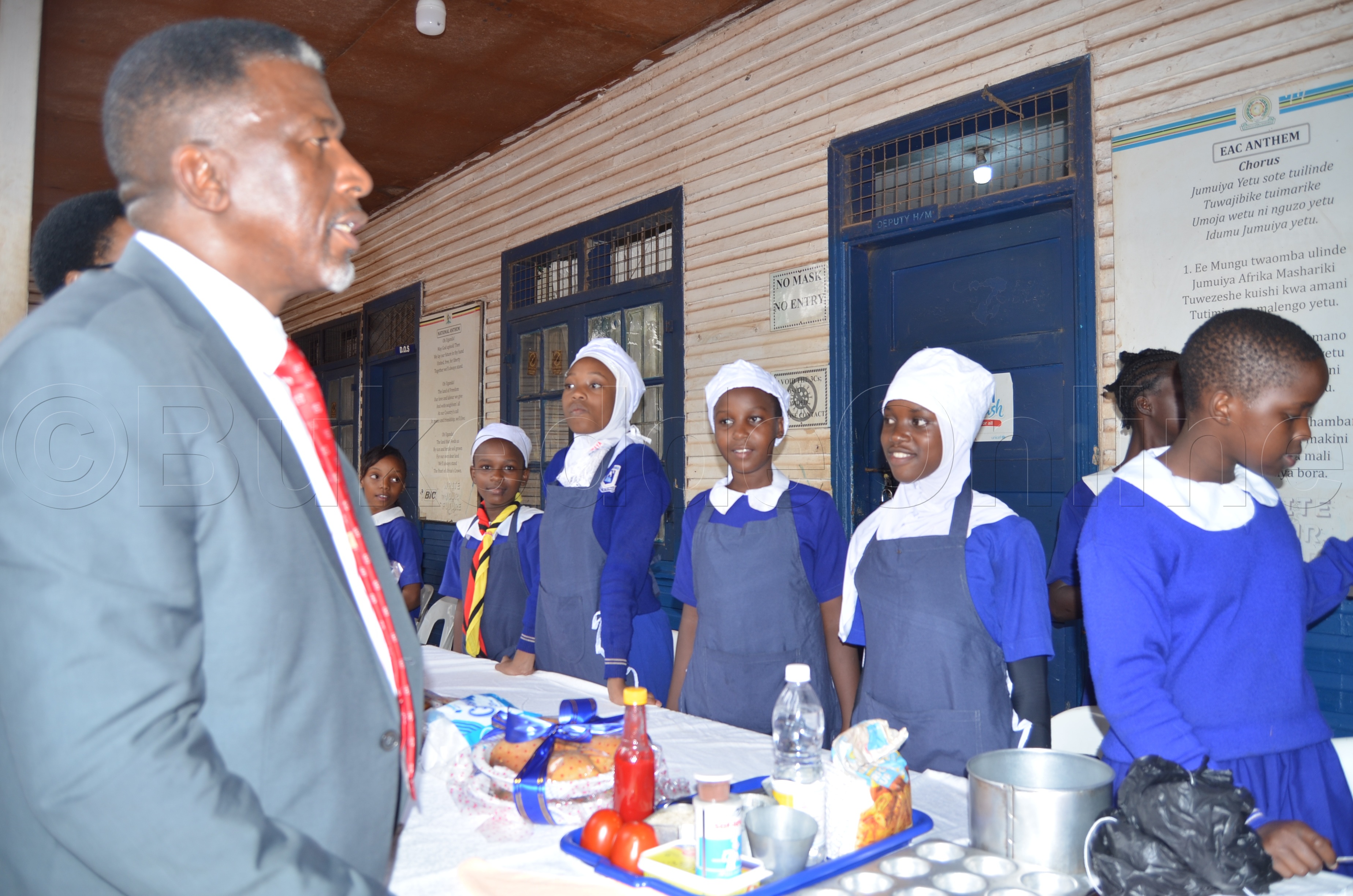 Abayizi Ba Nakivubo Blue Primary School nga balaga loodimmeeya ebimu ku bintu bye bakola.