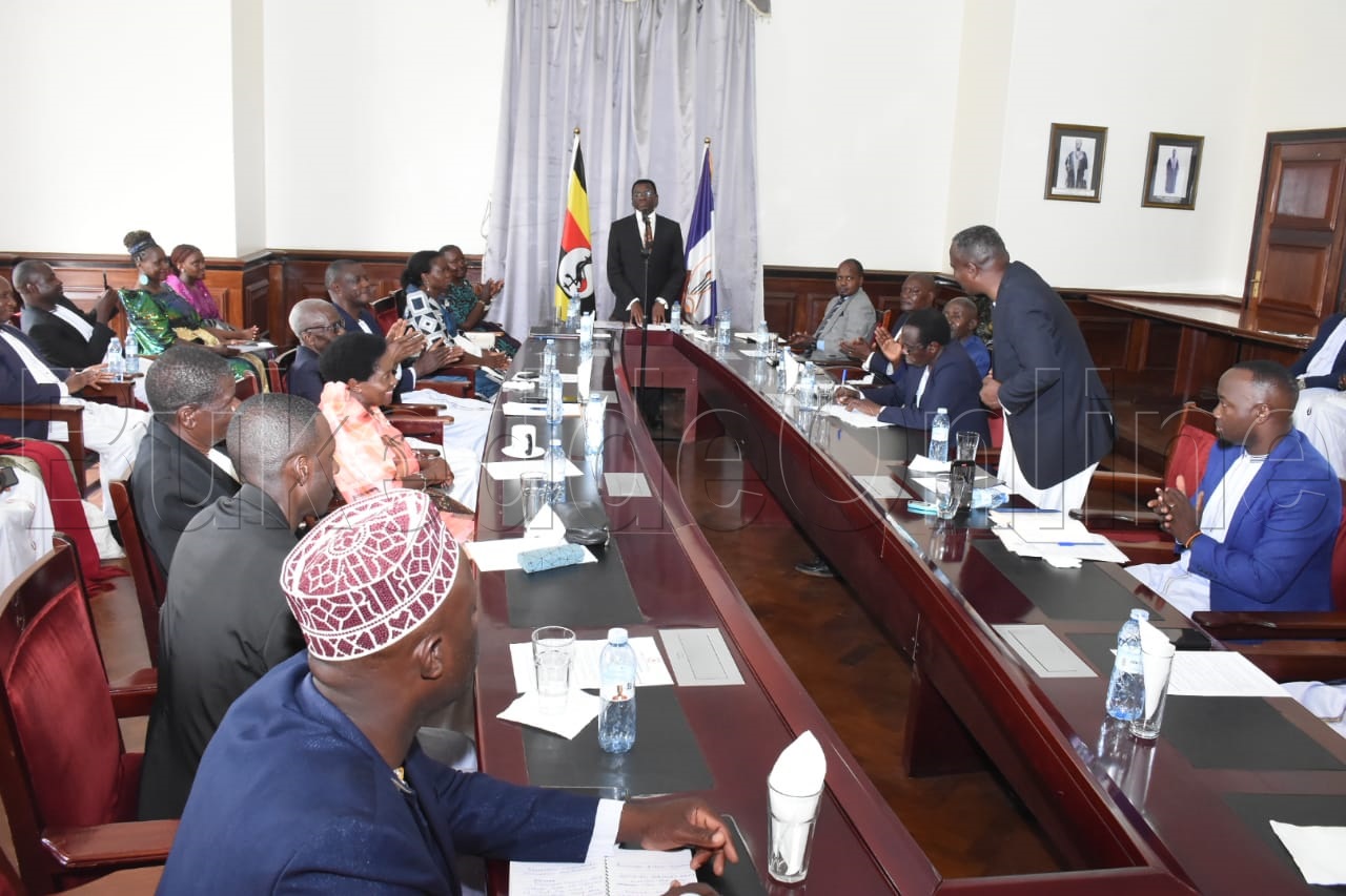 Katikkiro ng'ali mu nsisinkano n'abeddira Omutima