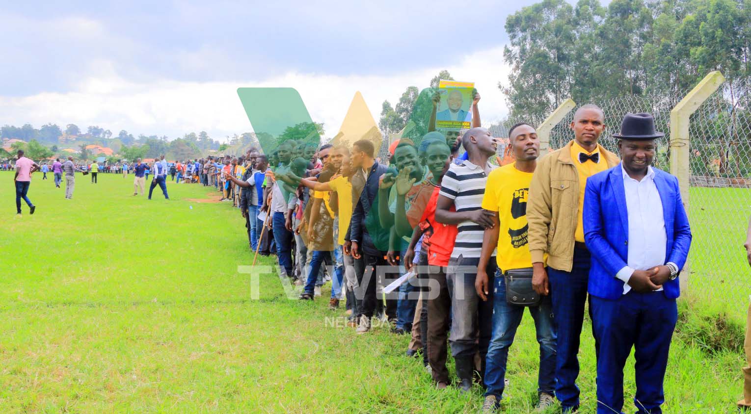 Abashagiki ba Sadius Owokunda bamuri omumugongo ahakuteera akaruuru k'okutoorana abeebembezi baabo omururembo Mbarara. PHOTO: Eli Akiza