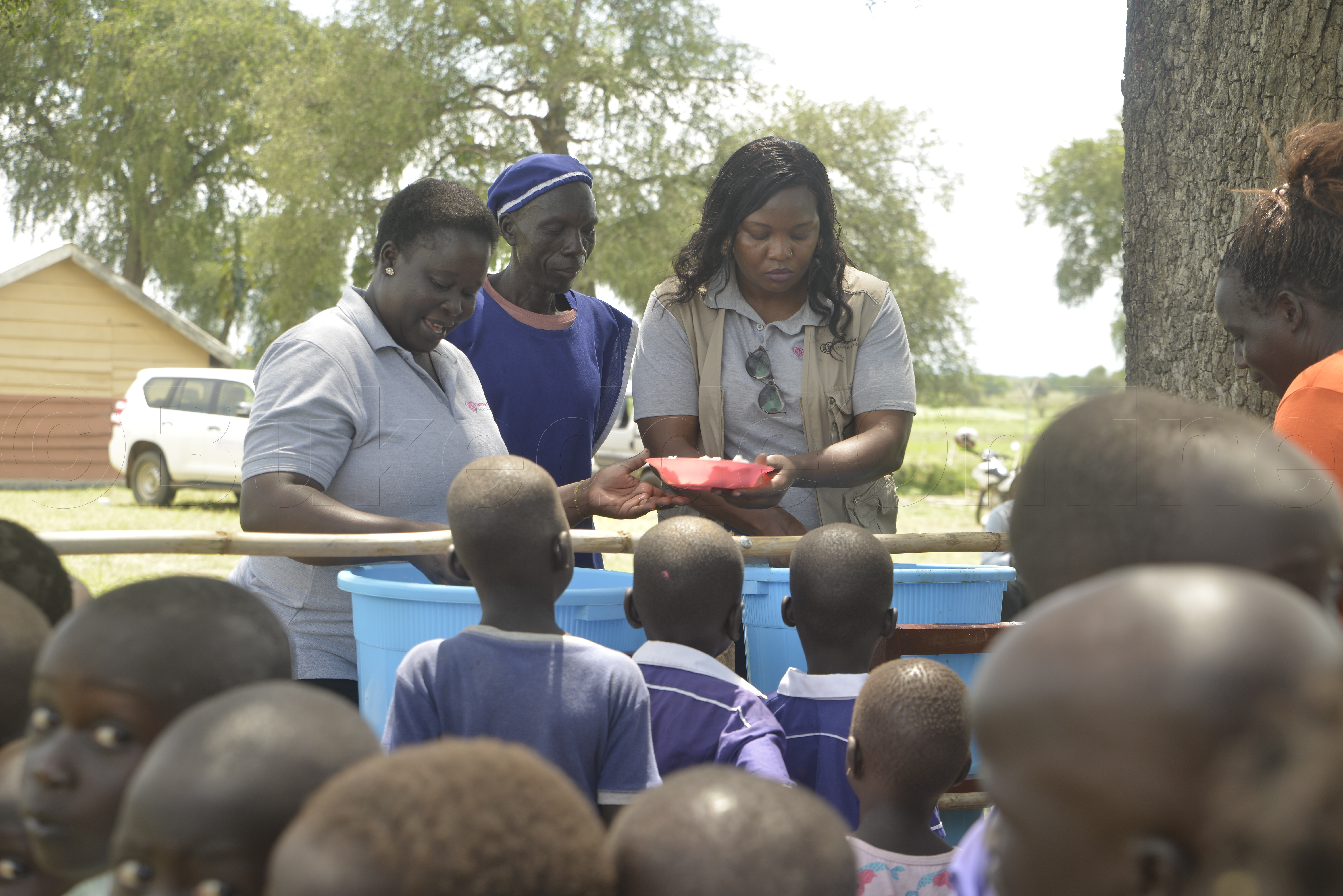 Abaana ku ssomero erimu mu mambuka nga bafuna ekyemisana.