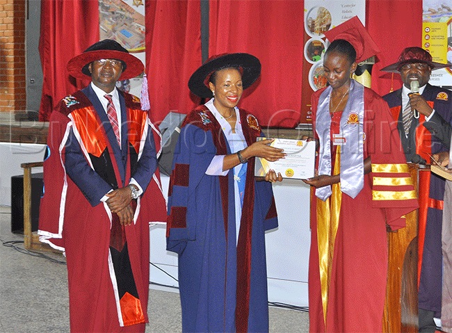 Abatikiddwa nga baweebwa amabaluwa gaabwe