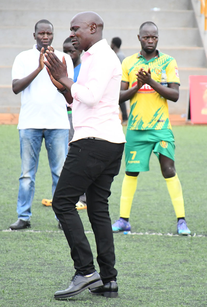 Isabirye ng'akaaba bw'akuba mu ngalo.