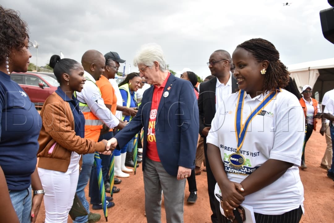 Francesco Arezzo ng'atuuse ku medical Camp e Kajjansi