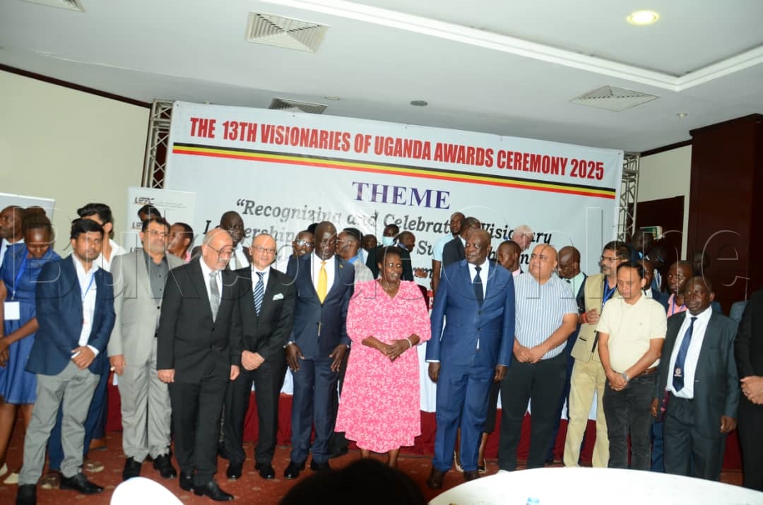 Omumyuka wa Pulezidenti Jesca Alupo ng'ali n'abamu ku basiimiddwa