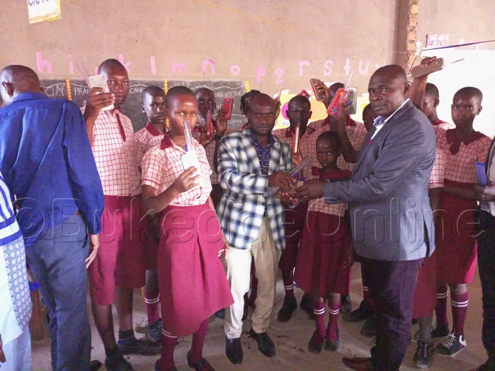 Omusumba Lwandasa ng'akwasa  Bernard Kisulo ebintu.