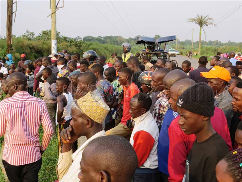 Abantu Nga Bakung'aanye Okulaba Omulambo Gw'omuyindi.