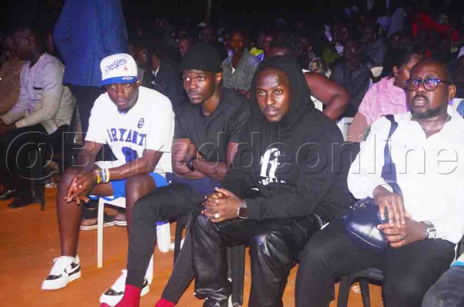 Mr.lee Omu (wakati) Omu Ku Bayimbi Ba B2c Nga Yeetabye Mu Kusaba Ewa Bugembe