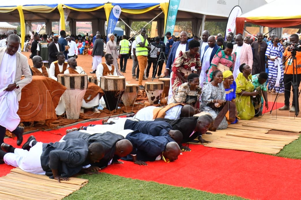 Leaders showing respect to the Kyabazinga. (Credit: Donald Kiirya)