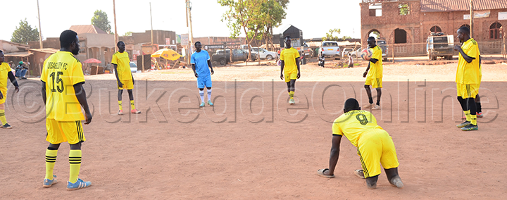 Abaliko Obulemu Nga Basamba Omupiira Ku Kisaawe E Nabweru
