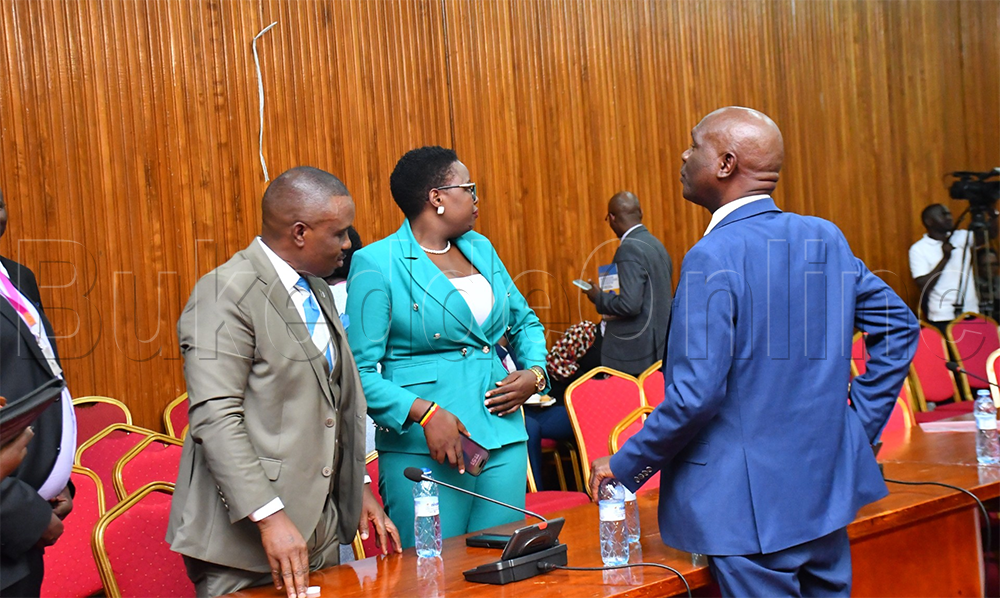 Lord Mayor Ssaalongo Erias Lukwago ng'ali mu kakiiko 