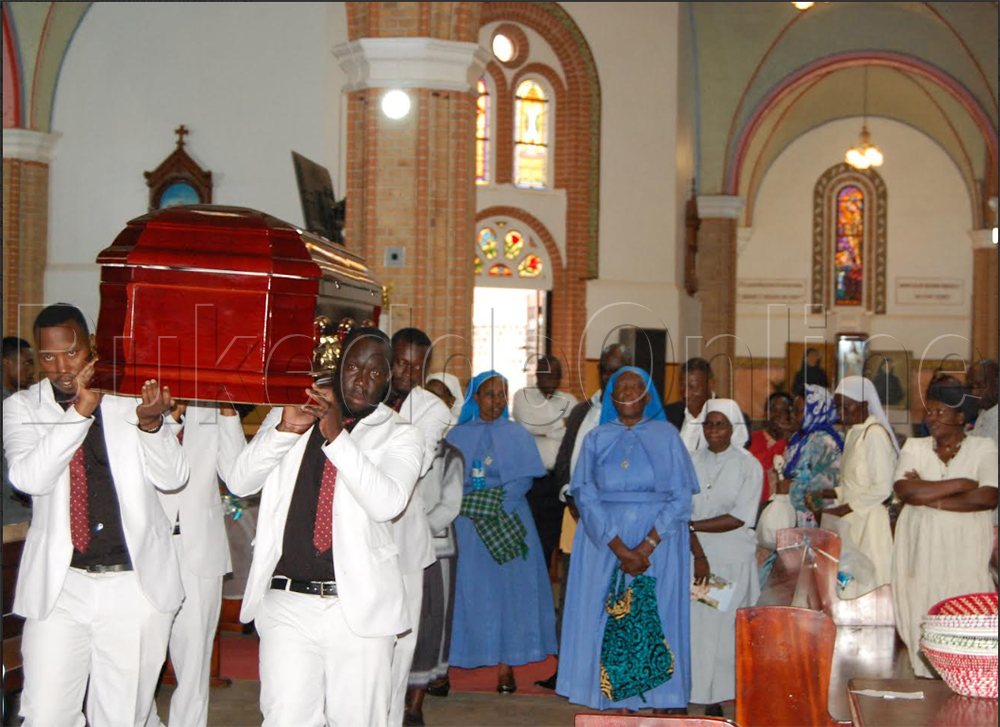 Aba Uganda Funeral Service nga basitudde omubiri gw'omugenzi Kiwanuka