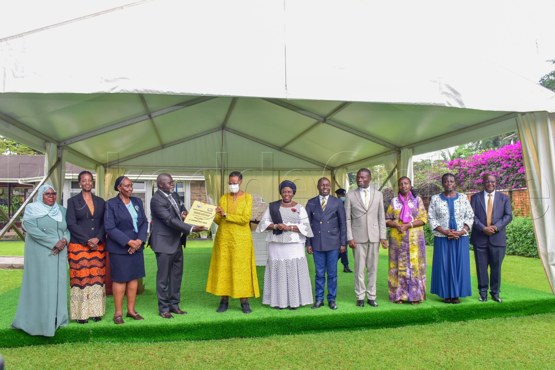 Minisita Janet Kataha Museveni nga bamukwasa ebigezo