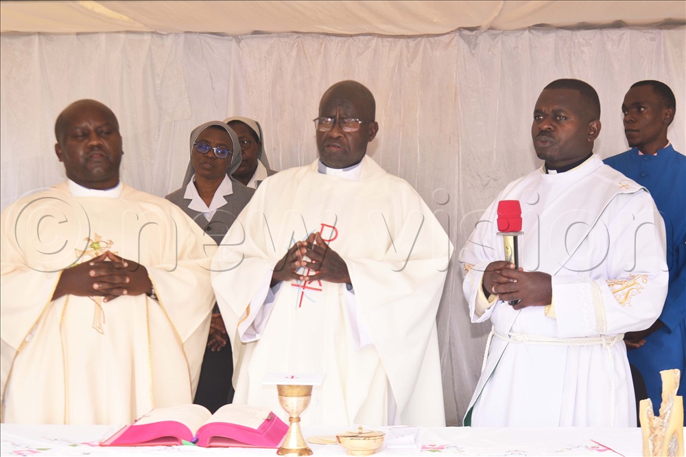 Father Augustine Kalemeera of Mbaaga Major Seminary (centre), assisted by Reverend Father Aloysius Lumala of Ggaba parish and Deacon Onesmus Ajuna of Mbaaga Major Seminary, conducting the memorial mass of Dr Anne Merriman.