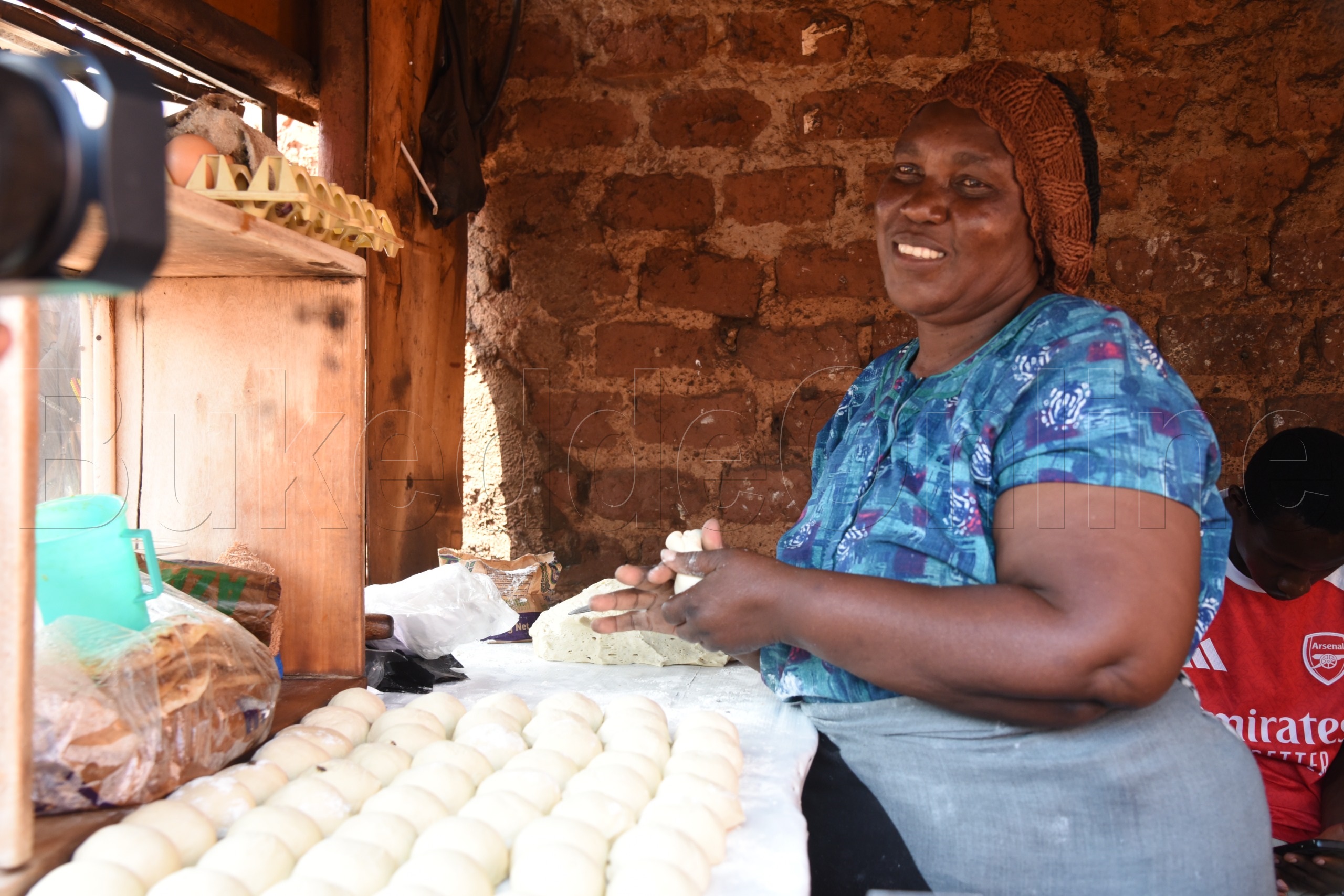 RCC Florence Mirembe ng'ali ne Faisal Ndase mu kulambula abantu abaganyuddwa mu nkola za Gavv't okuggya abantu mu bwavu   