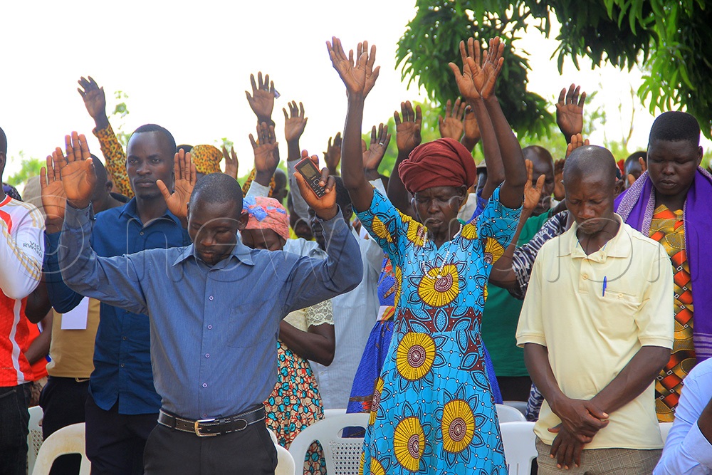Mourners praying for the soul of the late during the burial. (Photo by Alfred Atwau)