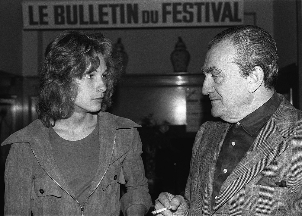 Italian director Luchino Visconti (R) chats with young Swedish actor Bjorn Andresen, 24 May 1971 in Cannes, during the international film Festival. (Photo by AFP)