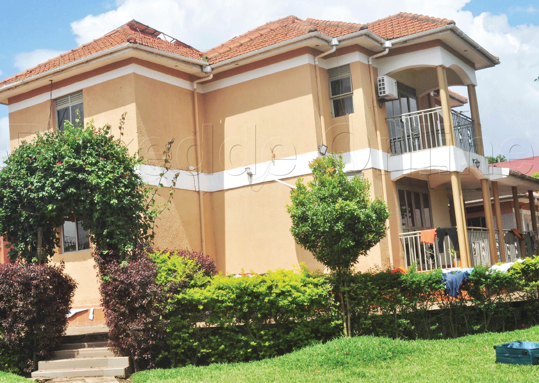 Ennyumba Nabisere mw’asula esangibwa e Kirinnya - Bweyogerere.