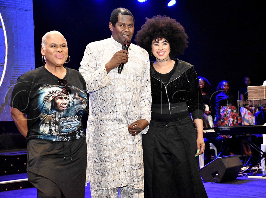 Pastor Robert Kayanja of Miracle Centre Cathedral posing for a photo with Pengani Makoma(L) Natalie Makoma of the Makoma Band. Photo by Simon Peter Tumwine 