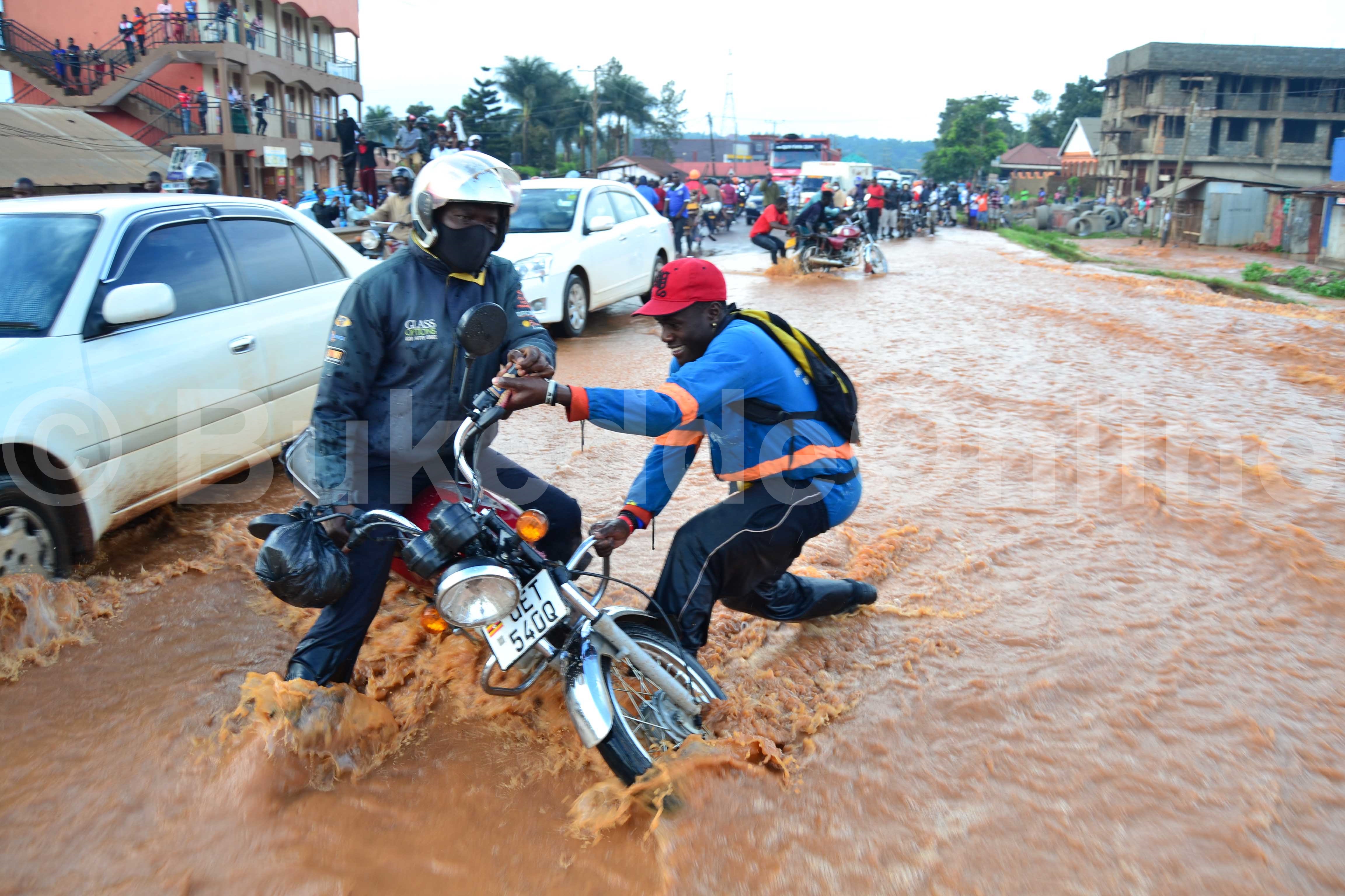 Omuvubuka ng'ataasa owa bbooda oObutagwa mu Mazzi Ku 6 Ku Luguudo Lwe Gayaza (1)