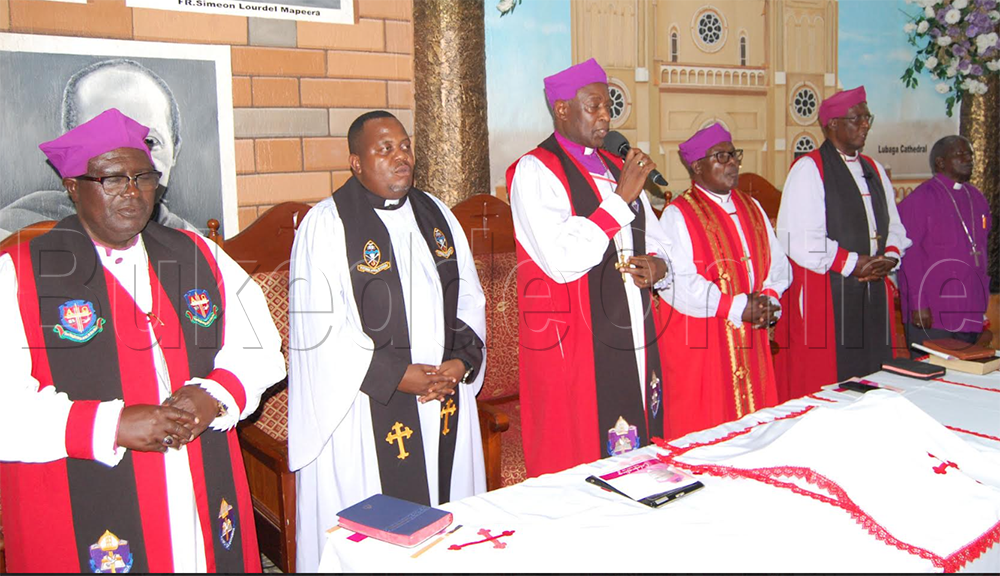 Ssaabalabirizi Dr Stephen Samuel Kaziimba Mugalu (akutte akazindaalo) n'abalabirizi abalala nga bali mu kusaba