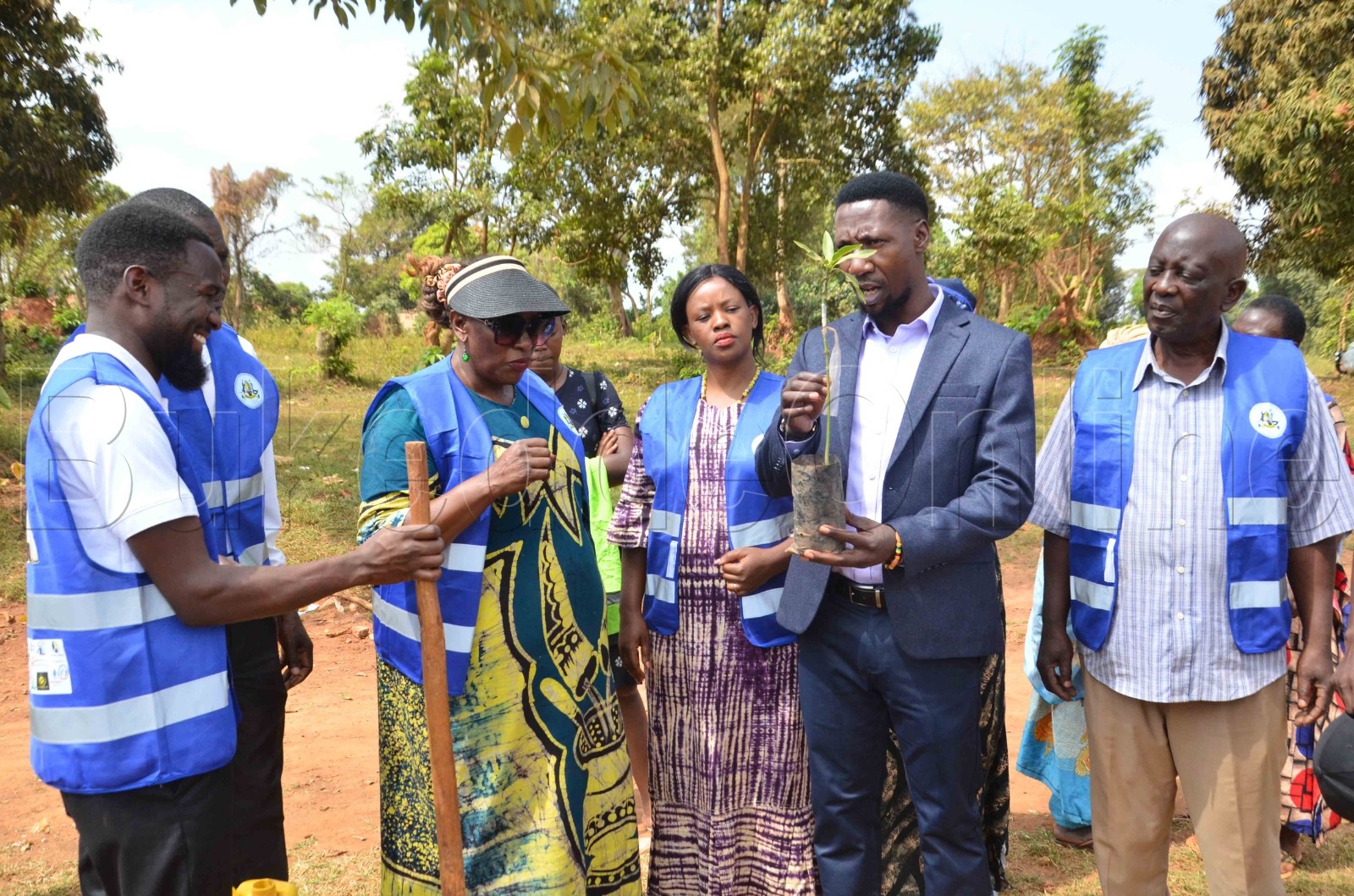 Walugembe ng'akutte ogumu ku miti egyaasimbiddwa. Ku kkono we ye Naava Kaana.