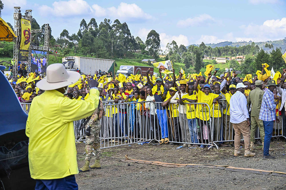 President Museveni waves to supporters upon arrival. (PPU)