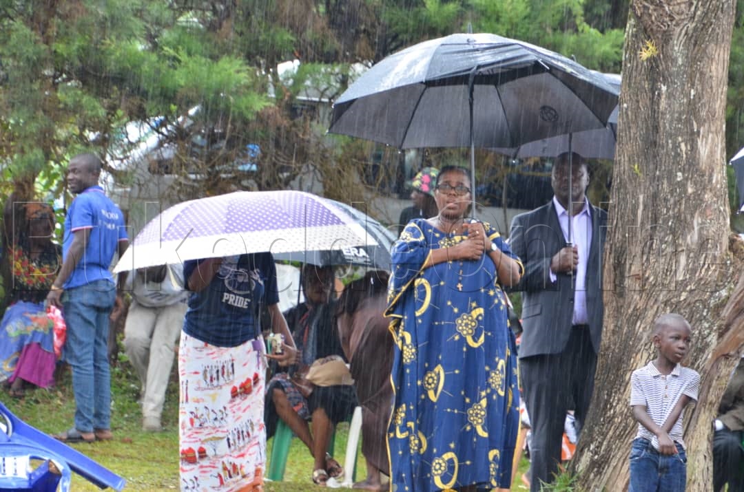 Abakungubazi nga bali mu nkuba mu kuziika e Mende mu Wakiso 